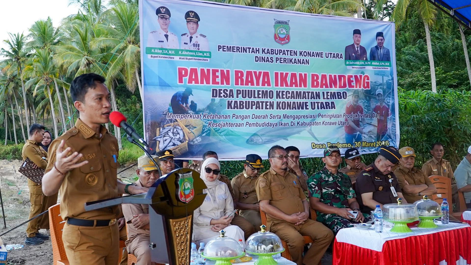 Bupati dan Wakil Bupati Konawe Utara Panen Raya Ikan Bandeng di Desa Puulemo